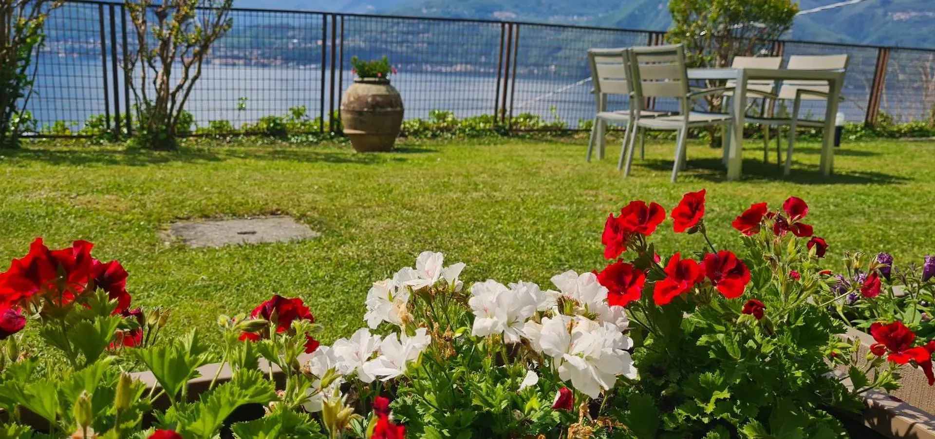 Villa Gli Ulivi - Ushuaia Apartment Lake & Garden View - Free Parking Perledo Włochy