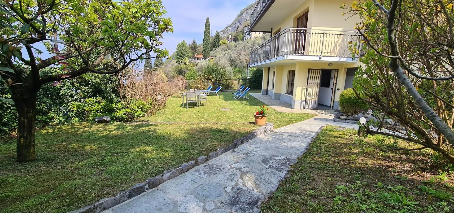 Perledo Villa Gli Ulivi - Ushuaia Apartment Lake & Garden View - Free Parking