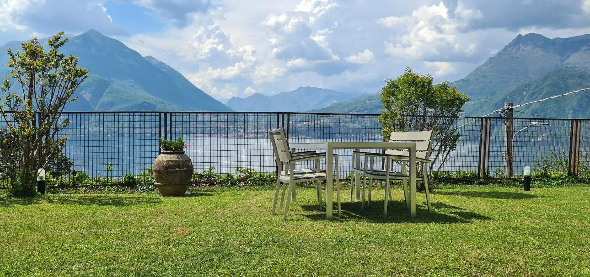 Perledo Villa Gli Ulivi - Ushuaia Apartment Lake & Garden View - Free Parking